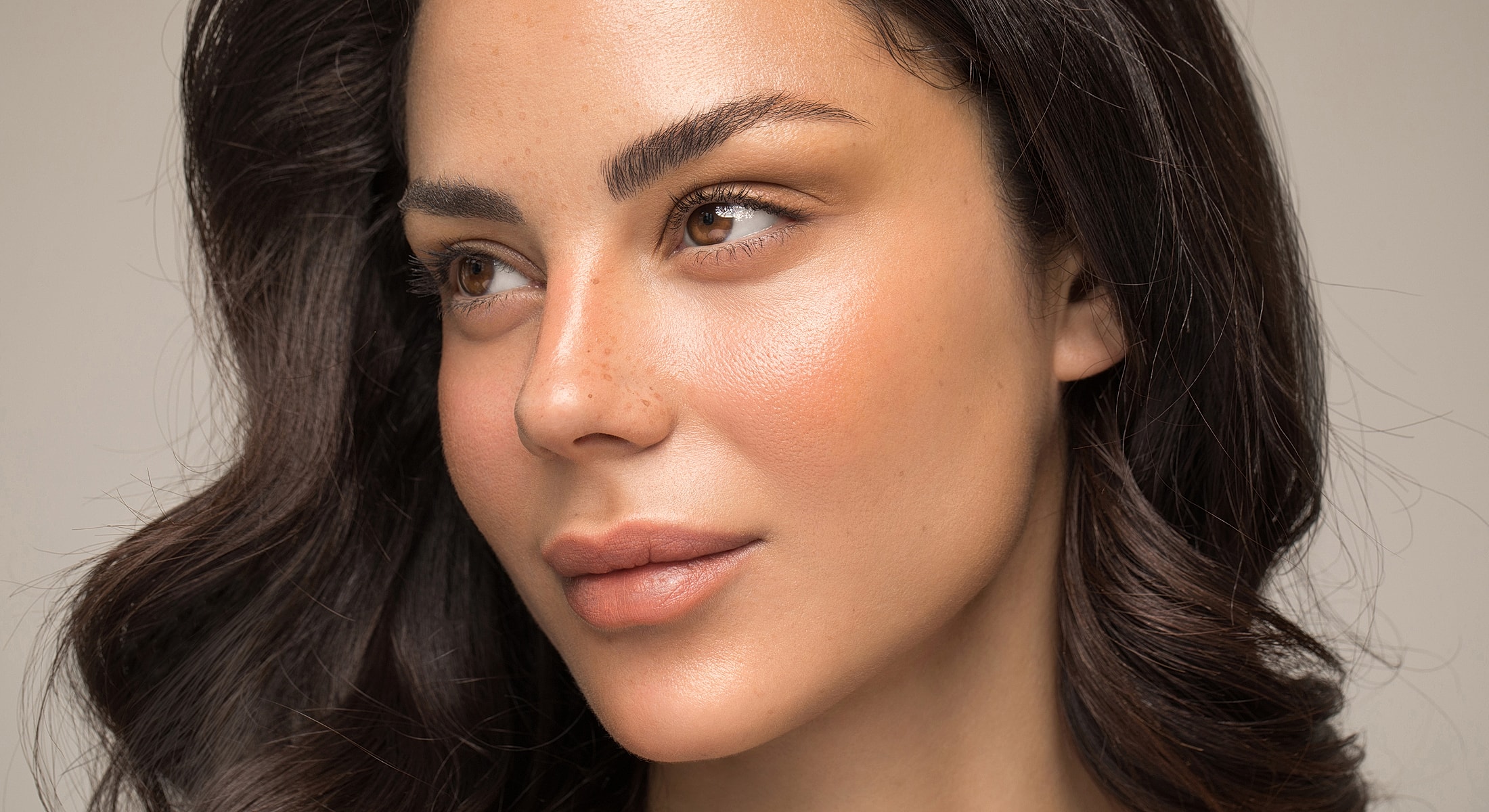 Woman with healthy skin and natural makeup.